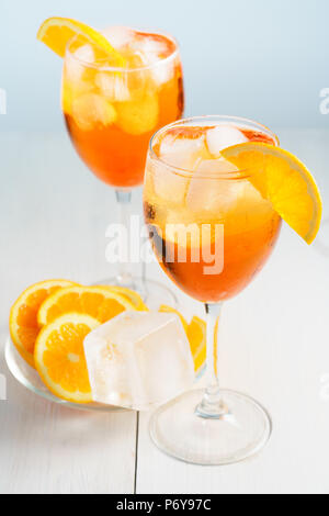 Aperol Spritz serviert mit einer Orange Slice in Weingläsern. Weißer Hintergrund, hohe Auflösung Stockfoto