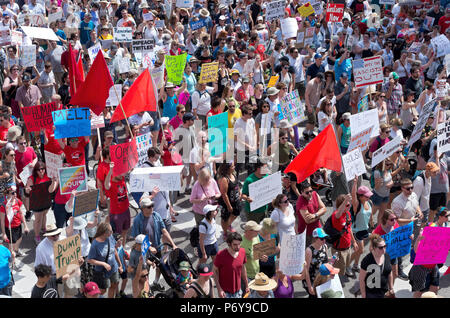 Minneapolis, MN, USA: 30. JUNI 2018: Demonstranten März auf den Straßen, um die nationalen Rallye Familien gehören zusammen in der Innenstadt von Minneapolis zu unterstützen. Stockfoto