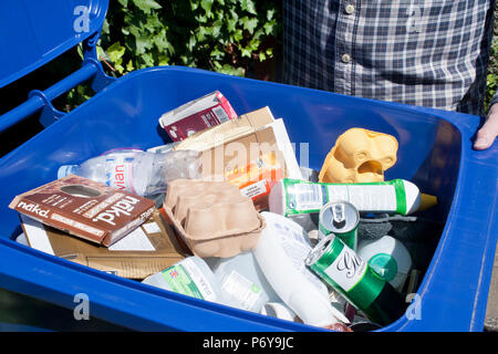 Blauer Aufbewahrungskasten gemischte Recycling Stockfoto