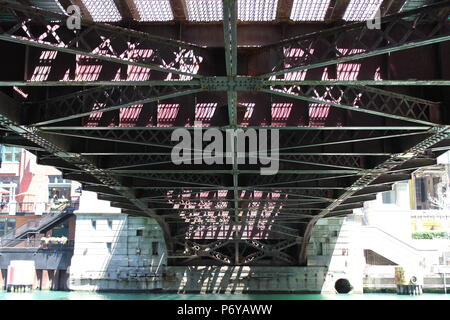 Unter der Clark Street Bridge in Chicago's malerische und moderne Downtown River Walk entlang der Chicago River und Wacker Drive. Stockfoto