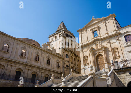 Fassade und Treppe von der Kirche San Francesco d'Assisi an der Immacolata di Noto, Sizilien, Italien Stockfoto