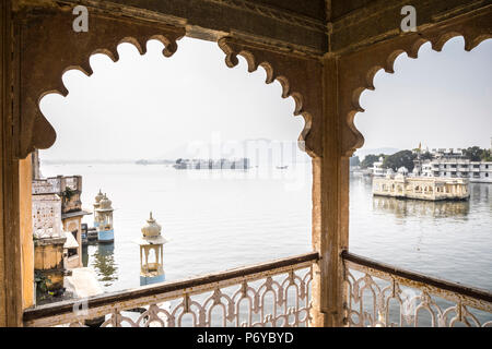 Taj Lake Palace aus dem bagore Ki Haveli Museum, Lake Pichola, Udaipur, Rajasthan, Indien Stockfoto