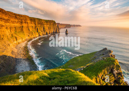 Cliffs of Moher, County Clare, Provinz Munster, Irland, Europa. Sicht auf die Klippen auf dem Weg zur O'Brien's Tower. Stockfoto