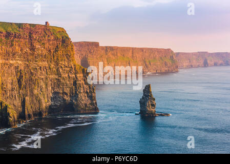 Cliffs of Moher, County Clare, Provinz Munster, Irland, Europa. Blick über das Meer und die O'Brien's Tower. Stockfoto