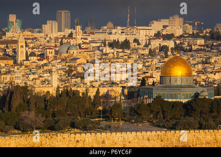 Israel, Jerusalem, erhöhte Stadtansicht mit Tempelberg und Felsendom vom Ölberg, Morgendämmerung Stockfoto