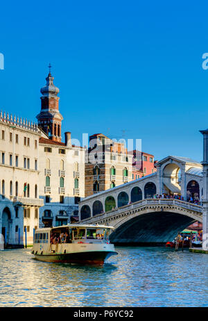 Italien, Veneto, Venedig, Rialtobrücke über den Canal Grande, Vaporetto Haltestelle Stockfoto