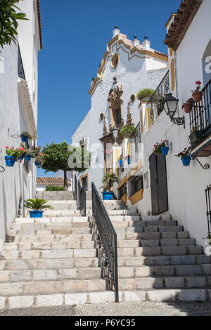 Schritte zu einer Kirche in der Altstadt, Estepona Stockfoto
