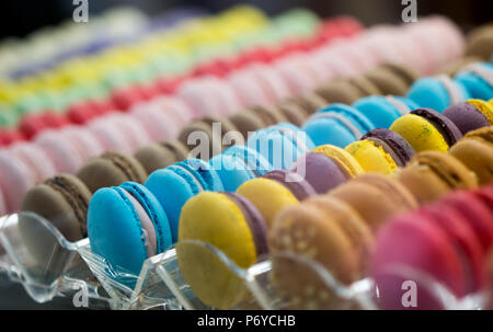 Süße und bunte französische Macarons oder Macaron auf weißem Hintergrund, Dessert. Stockfoto