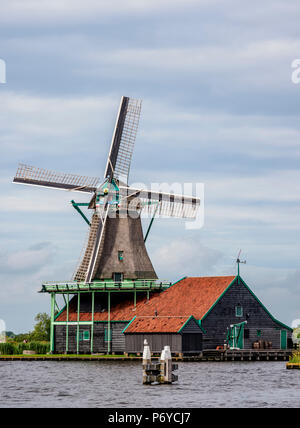 Windmühle in Zaanse Schans, Zaandam, Nord Holland, Niederlande Stockfoto