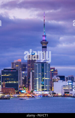 Neuseeland, Nordinsel, Auckland, Skyline-Blick von Devonport, Morgendämmerung Stockfoto