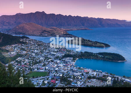 Neuseeland, Südinsel, Otago, Queenstown, erhöhten Blick auf die Stadt mit den Remarkables vom Skyline Gondola deck, Dämmerung Stockfoto