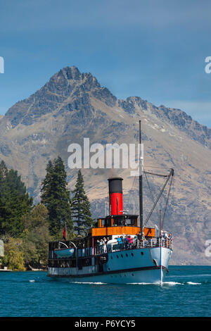 Neuseeland, Südinsel, Otago, Queenstown, Blick auf den Hafen mit Dampfer TSS Earnslaw Stockfoto