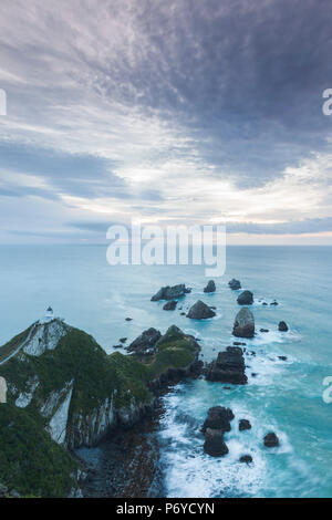 Neuseeland, Südinsel, Southland, The Catlins, Nugget Point, Nuggett Point LIghthouse, erhöhten Blick, Morgendämmerung Stockfoto