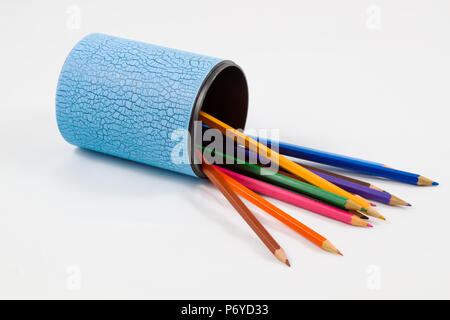 Buntstifte auf weißem Hintergrund/Sortiment an Farbstifte/farbige Zeichnung Bleistift/farbige Zeichnung Bleistifte in einer Vielzahl von Farben auf whit Stockfoto
