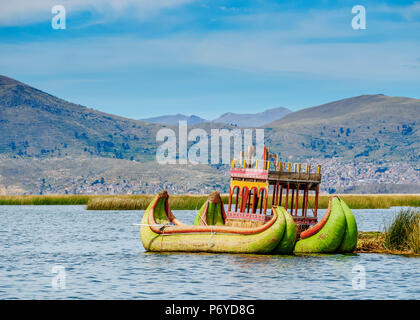 Traditionelle Reed Boot, schwimmenden Inseln, Titicacasee, Puno, Peru Uros Stockfoto