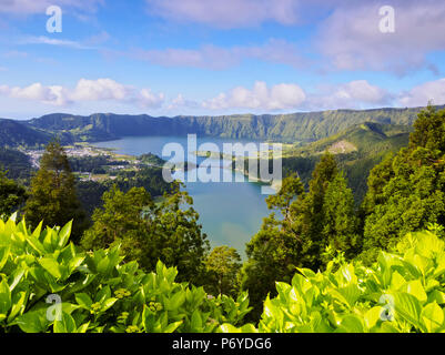 Portugal, Azoren, Sao Miguel, die Gemeinde von Ponta Delgada, Sete Cidades, Erhöhte Ansicht der Lagoa das Sete Cidades. Stockfoto