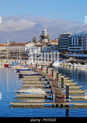 Portugal, Azoren, Sao Miguel, Ponta Delgada, Blick auf die Kirche Igreja Martiz. Stockfoto