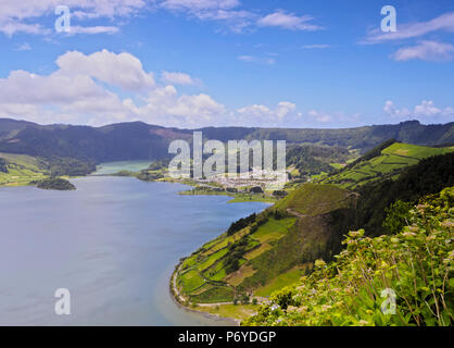 Portugal, Azoren, Sao Miguel, die Gemeinde von Ponta Delgada, Sete Cidades, Erhöhte Ansicht der Lagoa das Sete Cidades. Stockfoto