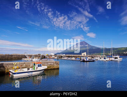 Portugal, Azoren, Pico, Lajes do Pico, Blick auf den Hafen und den Berg Pico im Hintergrund. Stockfoto