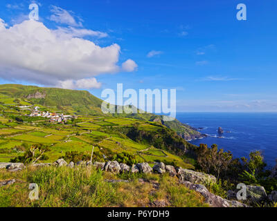 Portugal, Azoren, Flores, Landschaft mit Mosteiro Dorf und Rocha dos Bordoes. Stockfoto