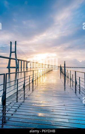 Lissabon, Portugal. Vasco-da-Gama-Brücke bei Sonnenaufgang, die längste Brücke in Europa. Stockfoto