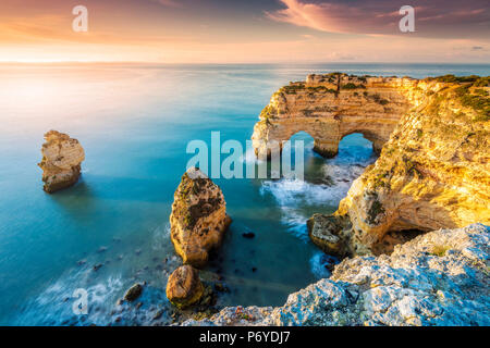 Praia da Marinha, Caramujeira, Lagoa, Algarve, Portugal. Felsformationen bei Sonnenaufgang. Stockfoto