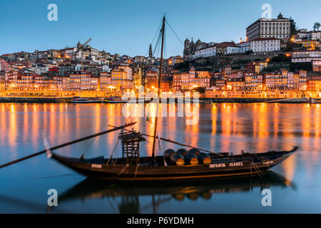 Traditionelle Rabelo-Boot entworfen, um Wein tragen Douro Fluss mit Skyline der Stadt hinter sich, Porto, Portugal Stockfoto