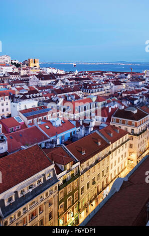 Dächer von Baixa, das historische Zentrum von Lissabon, mit den Tejo und die Motherchurch im Hintergrund, in der Dämmerung. Lissabon, Portugal Stockfoto