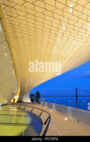 Der MAAT (Museum für Kunst, Architektur und Technologie), angrenzend an den Fluss Tejo, wurde vom britischen Architekten Amanda Levete entworfen. Lissabon, Portugal Stockfoto