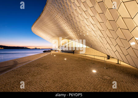 Der MAAT (Museum für Kunst, Architektur und Technologie), angrenzend an den Fluss Tejo, wurde vom britischen Architekten Amanda Levete entworfen. Lissabon, Portugal Stockfoto