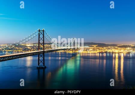 25 April Brücke über den Fluss Tagus (Tejo) und Lissabon in der Dämmerung. Portugal Stockfoto