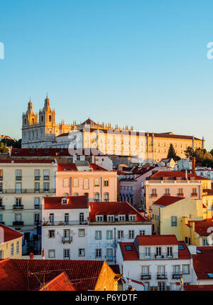 Portugal, Lissabon, Miradouro das Portas do Sol, Blick über die Alfama Viertel gegenüber dem Kloster von Sao Vicente de Fora bei Sonnenaufgang. Stockfoto