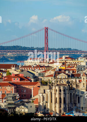 Portugal, Lissabon, Miradouro da Graca, Blick Richtung des Carmo-Klosters und der Brücke 25 de Abril. Stockfoto