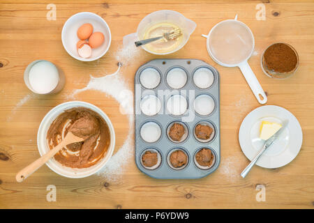 Overhead flach Anordnung der Cup Kuchen backen Mischung und Ausrüstung auf einem Küchentisch. Stockfoto