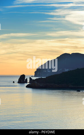 Arrabida Naturpark und den Atlantischen Ozean bei Sonnenuntergang. Setubal, Portugal Stockfoto
