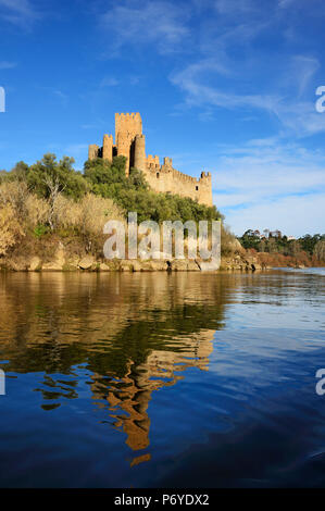 Im 12. Jahrhundert mächtigen Templer Burg von Almourol, mitten auf einer Insel im Fluss Tejo, Portugal Stockfoto