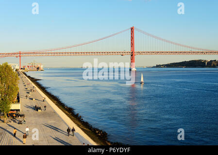 Belem Esplanade, entlang den Fluss Tagus. 25 de Abril Brücke im Hintergrund. Lissabon, Portugal Stockfoto