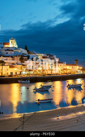 Das traditionelle Fischerdorf Ferragudo an der Dämmerung. Algarve, Portugal Stockfoto