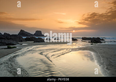 Zambujeira do Mar Strand bei Sonnenuntergang. Alentejo, Portugal Stockfoto