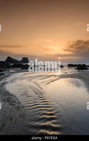 Zambujeira do Mar Strand bei Sonnenuntergang. Alentejo, Portugal Stockfoto