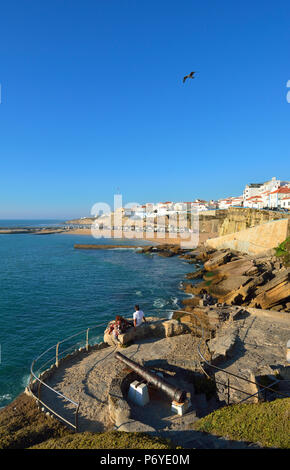 Das Dorf von Ericeira mit Blick auf den Atlantik. Portugal (MR) Stockfoto