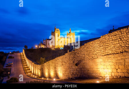 Die Kathedrale von der ummauerten Stadt Miranda do Douro in der Abenddämmerung. Tras-os-Montes, Portugal Stockfoto