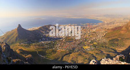 Südafrika, Western Cape, Kapstadt, Ciy Blick vom Tafelberg Stockfoto