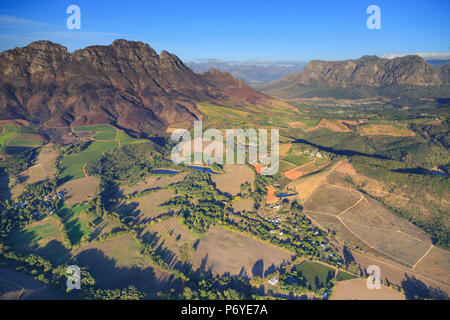 Südafrika, Western Cape, Stellenbosch, Luftaufnahme von Simonsberg Bergkette und Stellenbosch Winelands Stockfoto