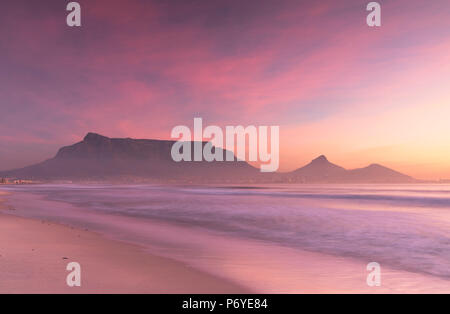 Blick auf den Tafelberg von Kapstadt Strand bei Sonnenuntergang, Cape Town, Western Cape, Südafrika Stockfoto