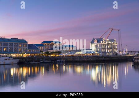 V+A Waterfront bei Sonnenuntergang, Cape Town, Western Cape, Südafrika Stockfoto