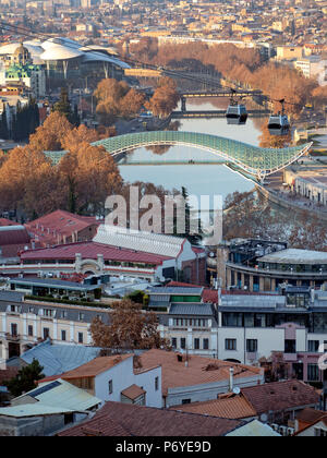 Blick von oben auf die Brücke des Friedens über Mtkvari River und Stadtzentrum, Tiflis, Georgien Stockfoto