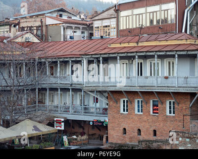 Tiflis, Georgien - November 28, 2016: traditionelle Häuser mit Holz- und schmiedeeisernen Balkonen, einer der bekanntesten historischen Besonderheiten der Stadt. Ma Stockfoto