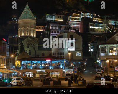 Tiflis, Georgien - November 28, 2016: Nacht Blick auf die Altstadt von gorgasali Platz mit Cafes und Restaurants, Saint George Kathedrale und traditionellen Stockfoto