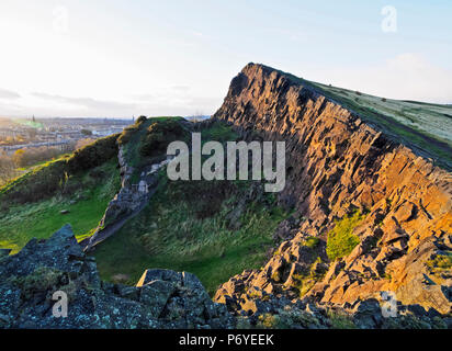 Großbritannien, Schottland, Lothian, Edinburgh, Holyrood Park, Blick auf die Salisbury Crags. Stockfoto